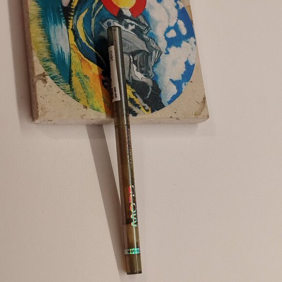 Essence Meta Glow Duo-Chrome Eye Pencil - 03 Galactic Chrome - Picture 5 of 9